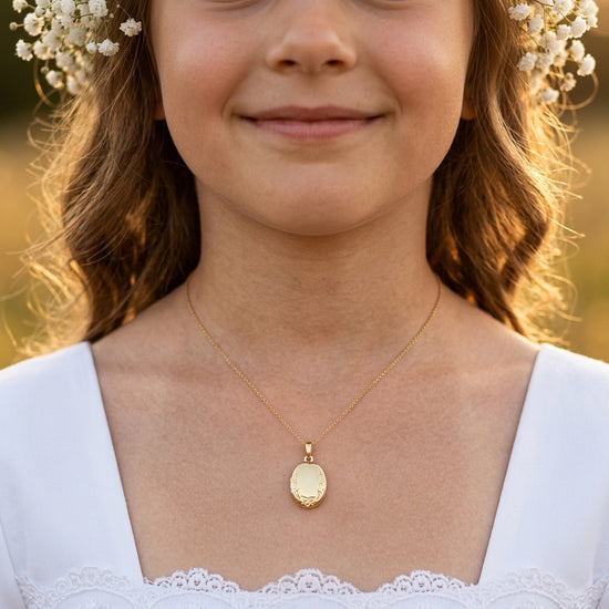 Goldenes Oval-Medaillon Ivy an filigraner Kette, getragen von junger Frau mit weißem Kleid und Blumenkranz
