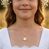 Goldenes Oval-Medaillon Ivy an filigraner Kette, getragen von junger Frau mit weißem Kleid und Blumenkranz