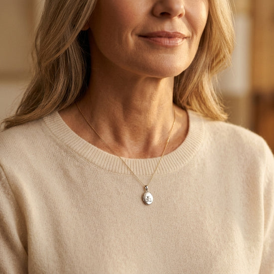 Frau trägt ovales Silber-Medaillon mit Teddy-Gravur an feiner Kette, Aurevia Manufaktur