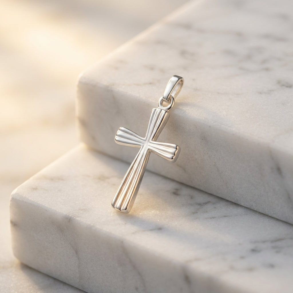Silberner Kreuz-Anhänger Aura mit gerillter Oberfläche auf weißem Marmor, handgefertigt aus 925er Sterlingsilber
