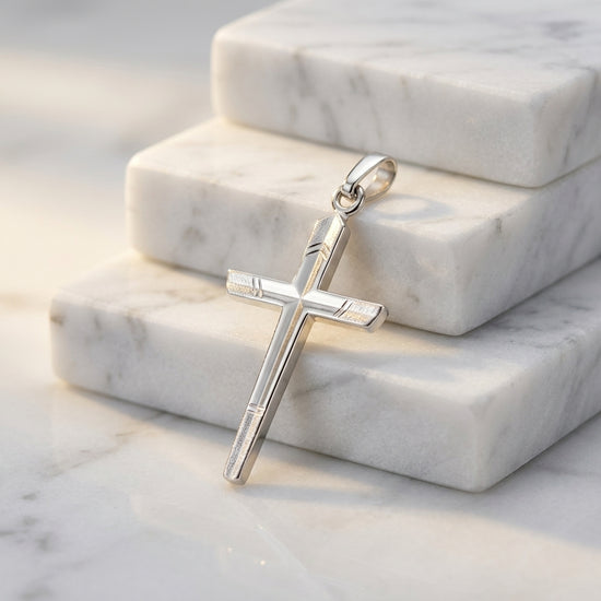 Silberner Kreuz-Anhänger Edge mit geometrischem Design auf weißen Marmorblöcken, polierte Oberfläche mit mattierten Akzenten