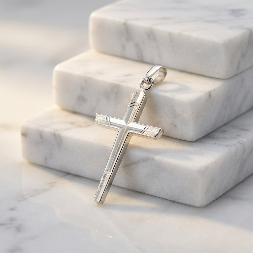 Silberner Kreuz-Anhänger Edge mit geometrischem Design auf weißen Marmorblöcken, polierte Oberfläche mit mattierten Akzenten