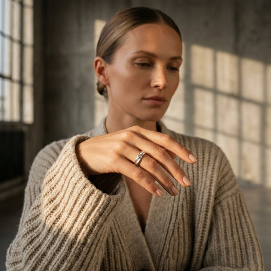 Frau trägt silbernen Ring Breeze von Aurevia an der Hand, minimalistisches Design in echtem Edelmetall