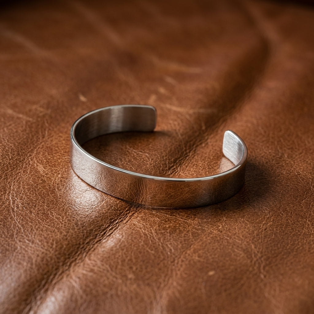 Silberne Armspange Mission als offener Cuff auf braunem Leder, handgefertigt aus massivem Sterlingsilber mit matter Oberfläch