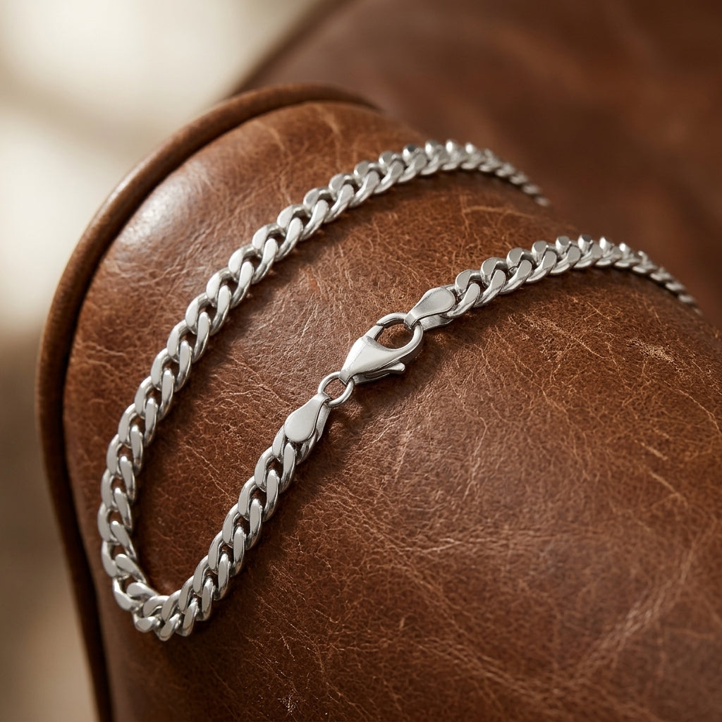 Silberne Cuba Chain Halskette Pedro mit massiven Gliedern und Karabinerverschluss auf braunem Leder