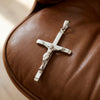 Silberner Kreuzanhänger mit detailliertem Christus-Korpus auf braunem Leder, handgefertigt aus 925er Sterlingsilber