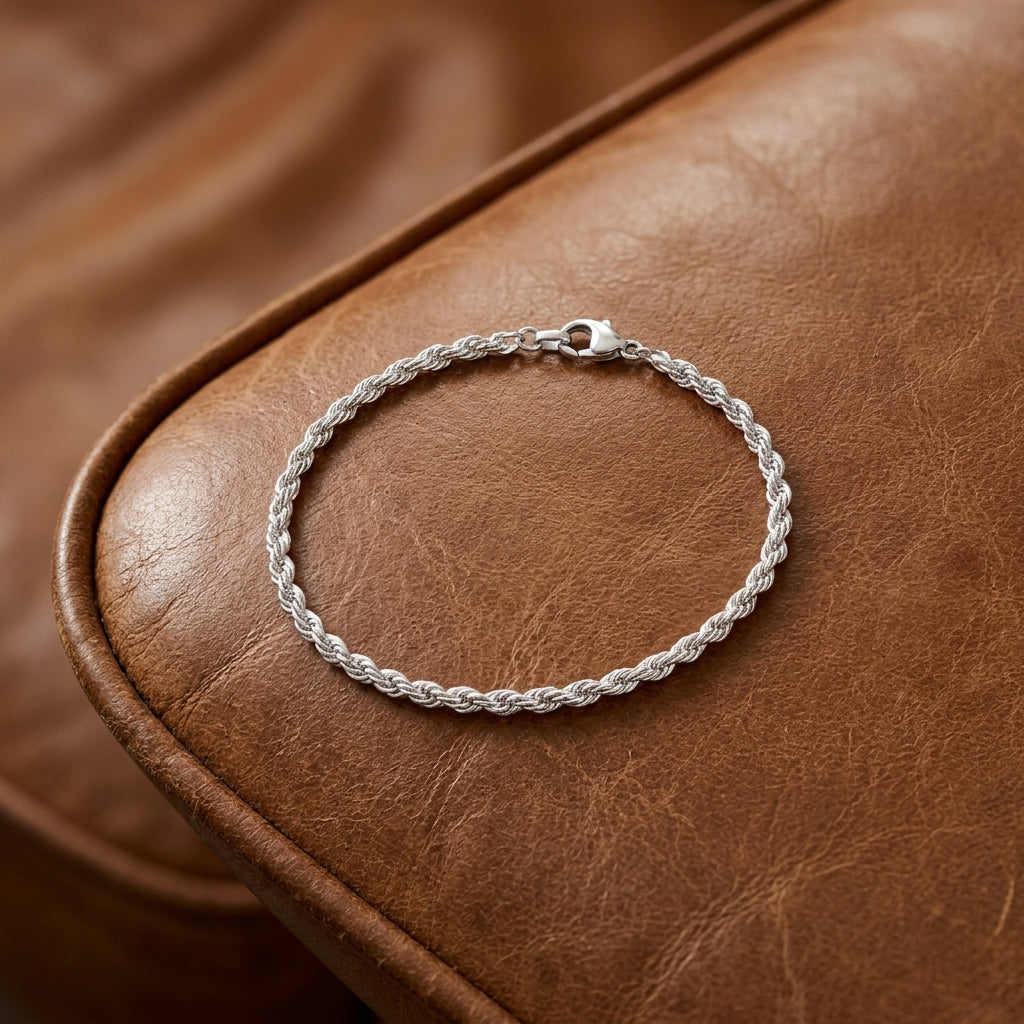 Silbernes Rope Chain Armband mit gedrehtem Seilmuster auf braunem Leder, Lobsterverschluss, Aurevia Manufaktur