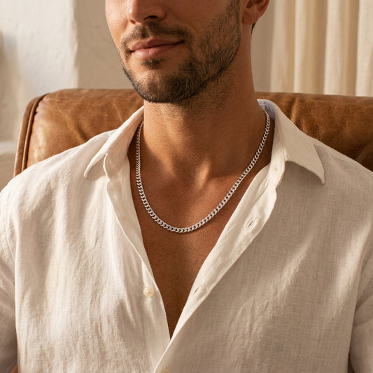 Mann trägt silberne Cuba Chain Halskette Pedro aus Edelstahl, klassisches Gliederdesign, Aurevia Manufaktur