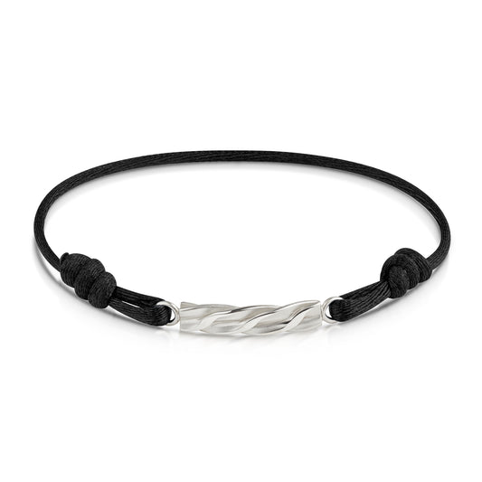 Schwarzes Textilarmband mit gedrehtem Silberelement, verstellbare Knotenverschlüsse, minimalistisches Design