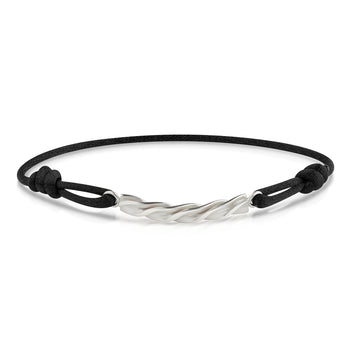 Schwarzes Textilarmband mit gedrehtem Silberelement, verstellbare Knotenverschlüsse, handgefertigt von Aurevia