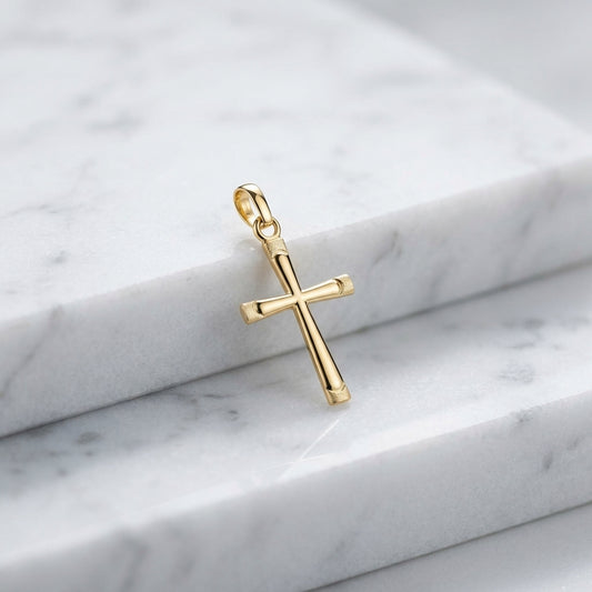 Goldener Kreuz-Anhänger Eternal mit strukturierten Enden auf weißem Marmor, hochglanzpoliert mit Öse