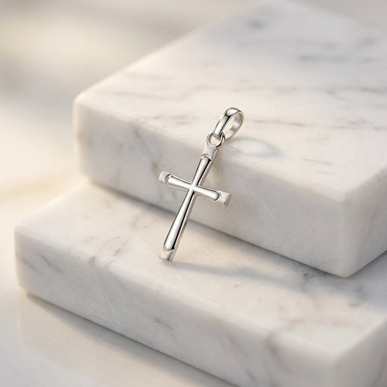 Silberner Kreuzanhänger Eternal auf weißen Marmorblöcken, poliertes 925er Sterlingsilber mit klassischer Form