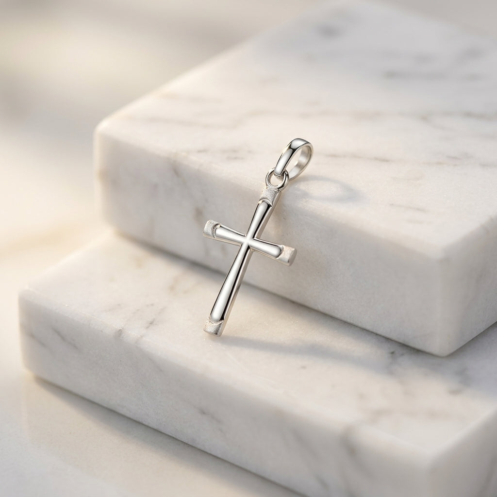 Silberner Kreuzanhänger Eternal auf weißen Marmorblöcken, poliertes 925er Sterlingsilber mit klassischer Form