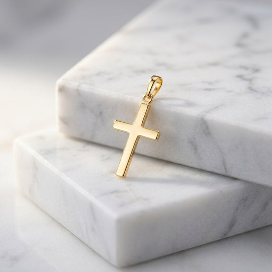 Goldener Kreuz-Anhänger Foundation auf weißem Marmor, minimalistisches Design aus massivem Gelbgold mit polierter Oberfläche
