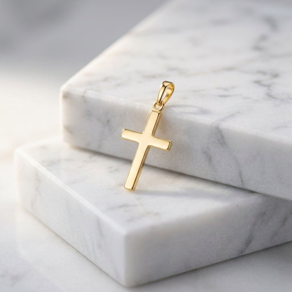Goldener Kreuz-Anhänger Foundation auf weißem Marmor, minimalistisches Design aus massivem Gelbgold mit polierter Oberfläche