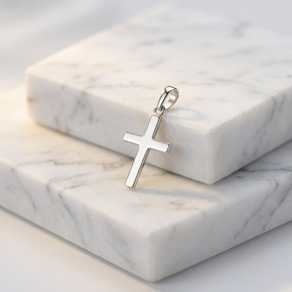 Silberner Kreuz-Anhänger Foundation auf weißen Marmorblöcken, poliertes Edelmetall mit klassischer Form und Öse