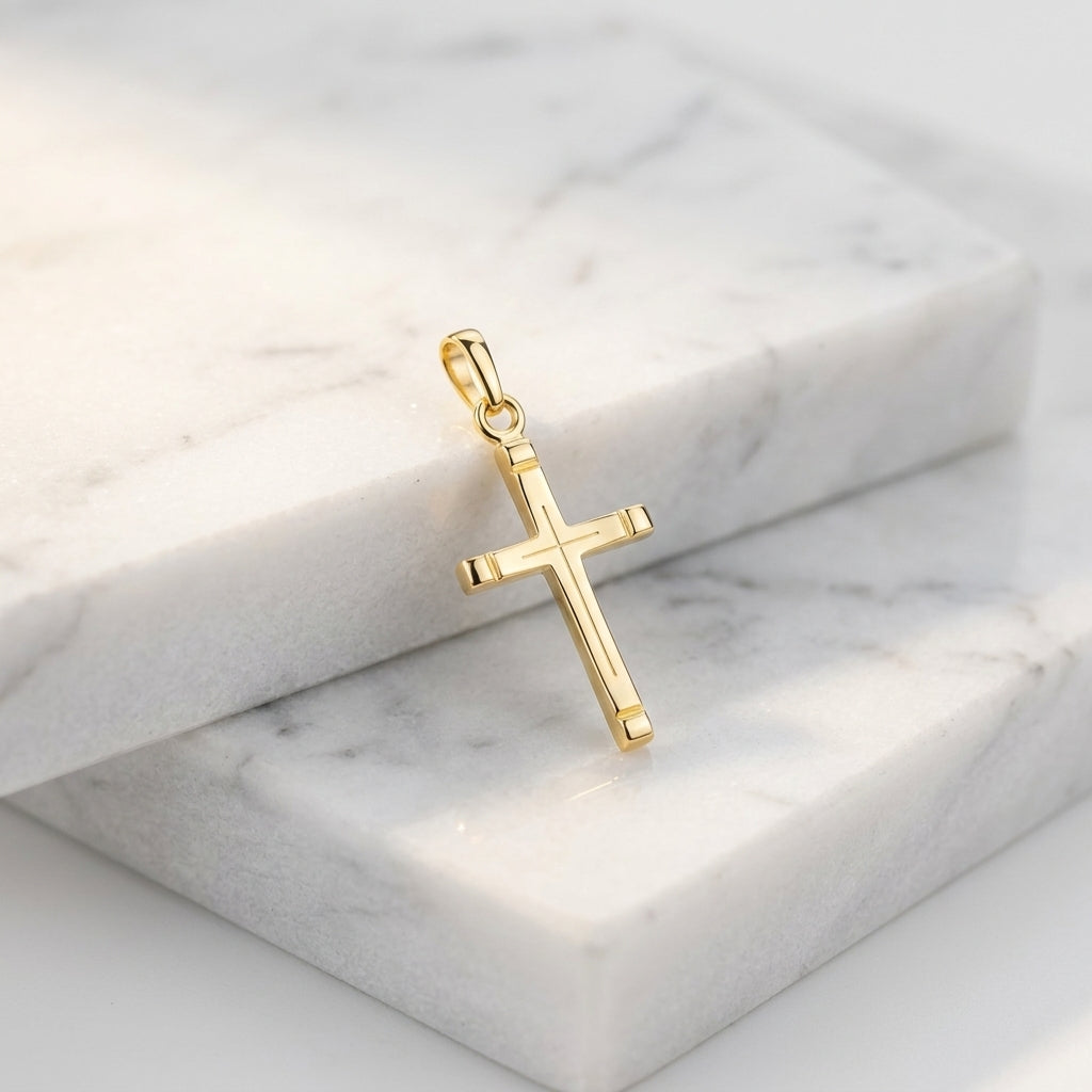 Goldener Kreuz-Anhänger Horizon mit geometrischem Design und polierten Kanten auf weißem Marmor