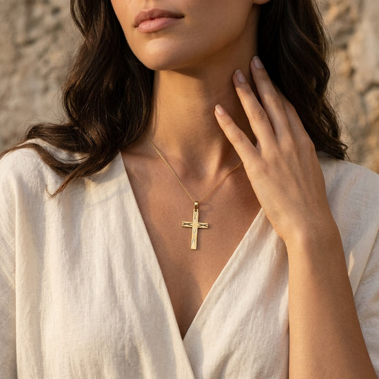 Goldener Kreuz-Anhänger Losange mit diamantförmiger Mitte an filigraner Kette, getragen auf weißer Bluse