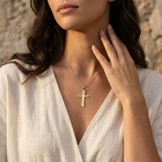 Goldener Kreuz-Anhänger Losange mit diamantförmiger Mitte an filigraner Kette, getragen auf weißer Bluse
