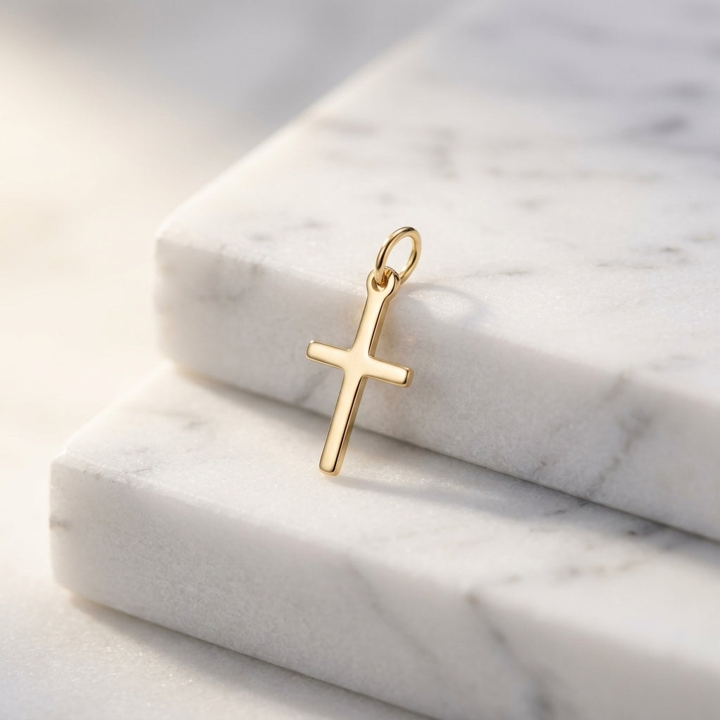 Goldener Kreuz-Anhänger Spirit auf weißem Marmor, minimalistisches Design mit Öse, aus echtem Gold gefertigt