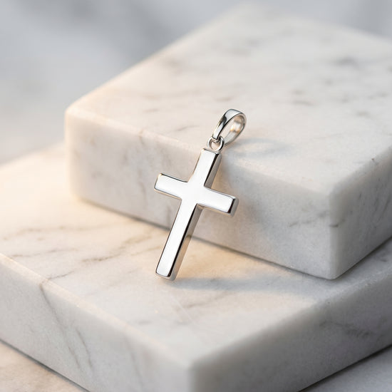 Silberner Kreuz-Anhänger Essence Moyen mit polierter Oberfläche auf weißen Marmorblöcken, hochglänzend aus 925er Sterlingsilb