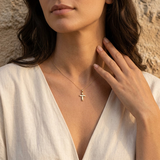 Frau trägt goldenen Kreuz-Anhänger Blessing mit Zirkonia an zarter Kette