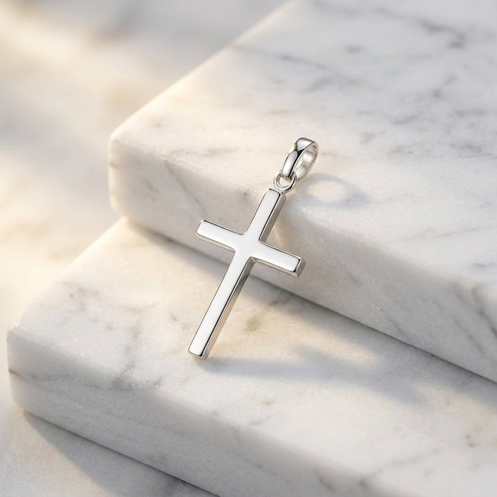 Silberner Kreuz-Anhänger Core Moyen mit polierter Oberfläche auf weißem Marmor, minimalistisches Design aus 925er Sterlingsil