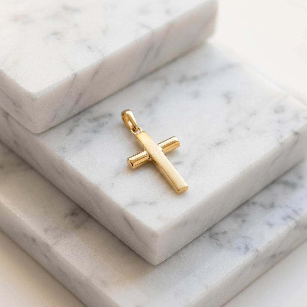 Goldener Kreuz-Anhänger Exelsis auf weißen Marmorplatten, poliertes Edelmetall mit klassischer Form und Öse