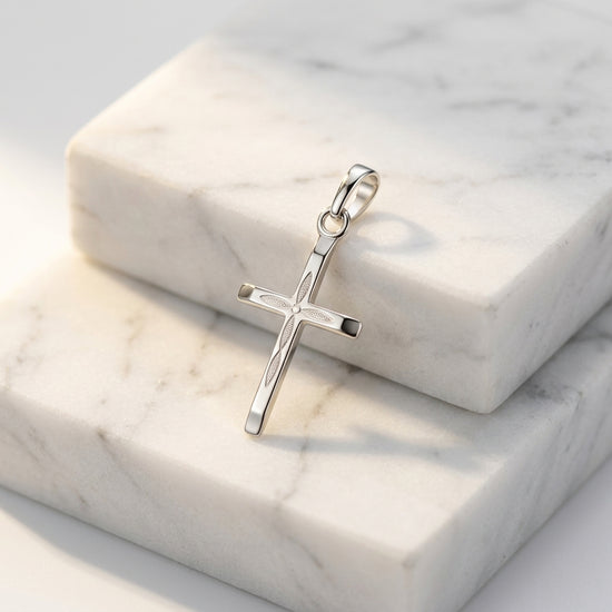 Silberner Kreuz-Anhänger Leaf mit feiner Blattgravur auf weißem Marmor, hochglanzpoliert aus 925er Sterlingsilber
