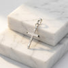 Silberner Kreuz-Anhänger Leaf mit feiner Blattgravur auf weißem Marmor, hochglanzpoliert aus 925er Sterlingsilber