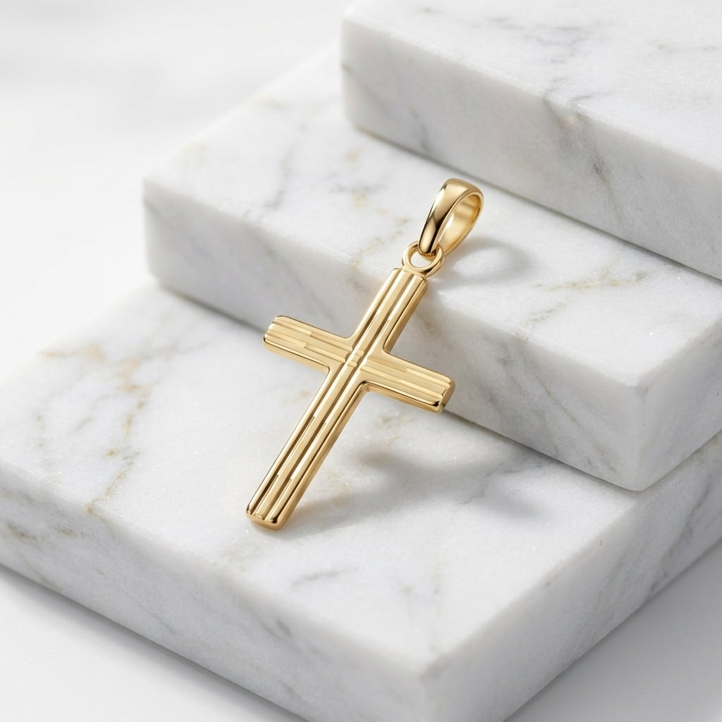 Goldener Kreuz-Anhänger Liné mit gerillter Oberfläche auf weißen Marmorblöcken, 18 Karat Gelbgold