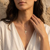 Frau trägt goldenen Kreuz-Anhänger Linea an filigraner Kette, moderne schlichte Form, Edelmetall-Schmuck von Aurevia