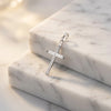 Silberner Kreuz-Anhänger Parallel auf weißem Marmor, minimalistisches Design aus 925er Sterlingsilber mit polierter Oberfläch