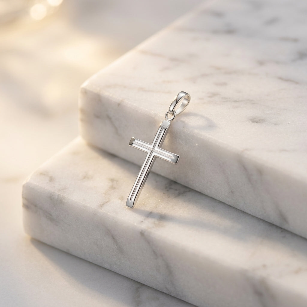 Silberner Kreuz-Anhänger Parallel auf weißem Marmor, minimalistisches Design aus 925er Sterlingsilber mit polierter Oberfläch