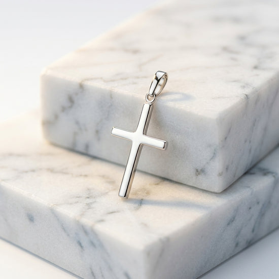 Silberner Kreuz-Anhänger Pure auf weißen Marmorblöcken, poliertes 925er Sterlingsilber mit klassischer Form und Öse
