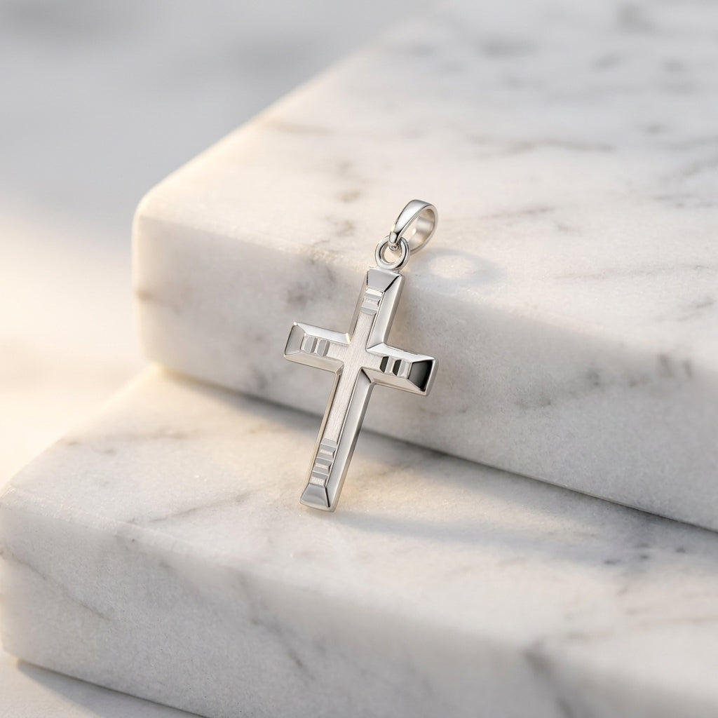 Silberner Kreuz-Anhänger Risen mit gefrästen Linien auf weißem Marmor, poliertes 925er Sterlingsilber