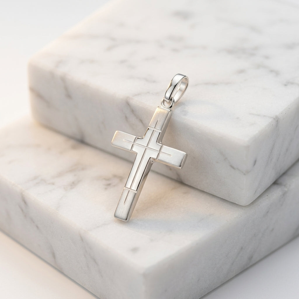 Silberner Kreuz-Anhänger mit weißem Perlmutt-Inlay auf Marmorblöcken, geometrisches Design mit Öse