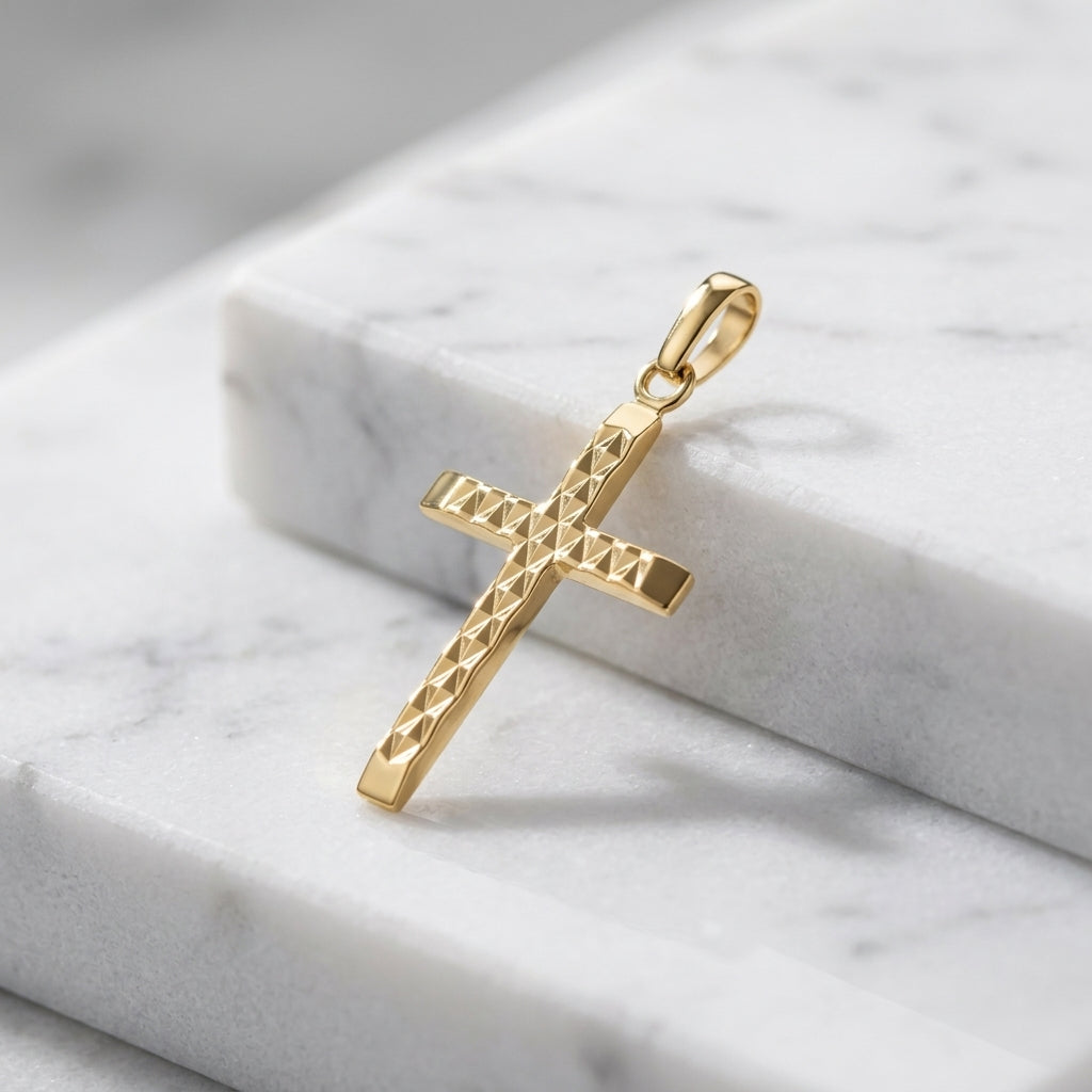 Goldener Kreuz-Anhänger mit geometrischem Tweed-Muster auf weißem Marmor, handgefertigt aus 585er Gelbgold