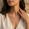 Frau trägt silbernen Kreuz-Anhänger Twist an feiner Kette, gedrehtes Design, Edelmetall-Schmuck von Aurevia Manufaktur
