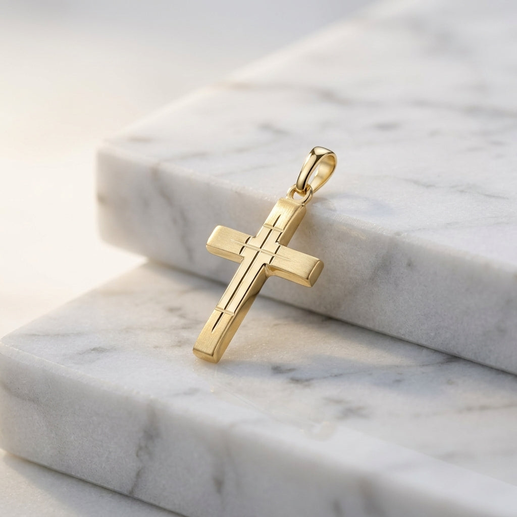 Goldener Kreuz-Anhänger Vector mit eingefrästem Kreuz-Muster auf weißem Marmor, 585er Gelbgold
