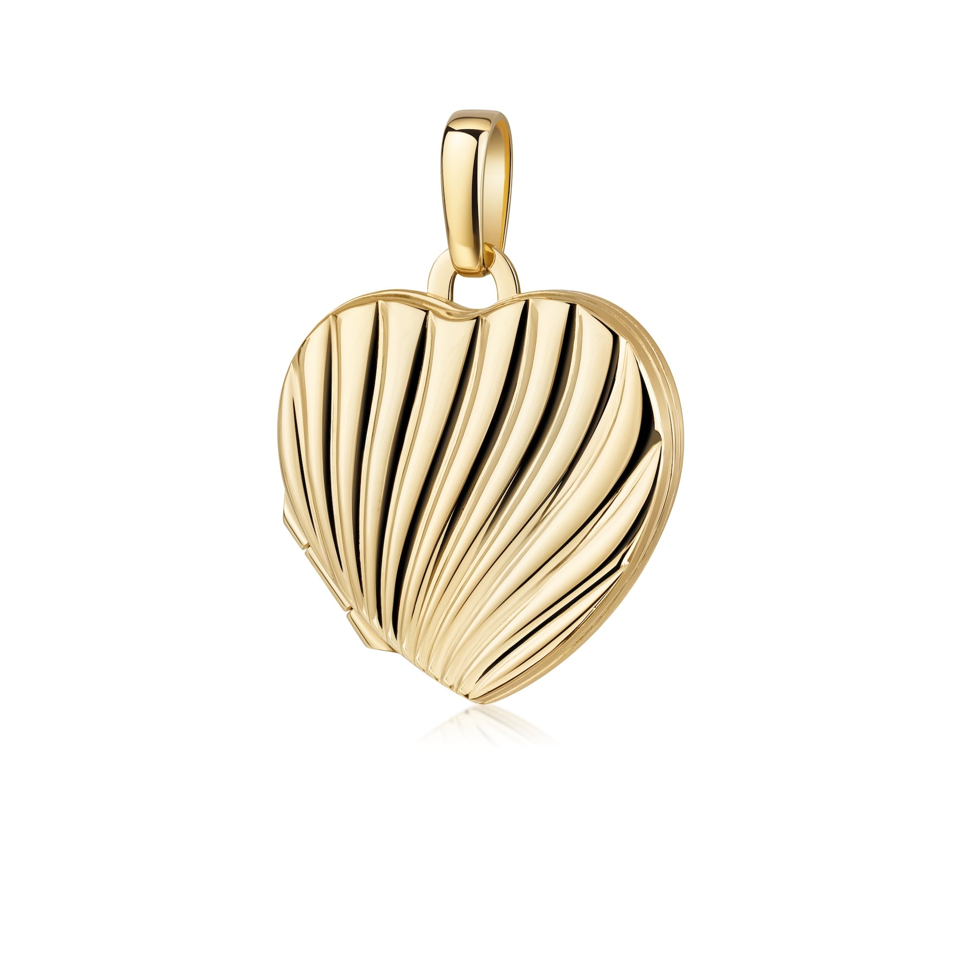 Goldenes Herz-Medaillon mit gerillter Muschelstruktur und polierter Oberfläche, aufklappbar für persönliche Erinnerungen